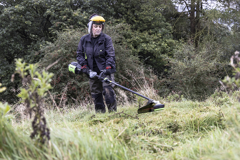 SPD_STX4500_Pro-X_Grass Trimmers and Brush Cutters_In Scene
